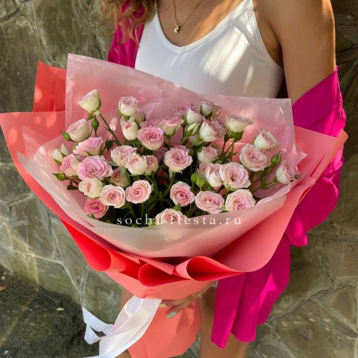 Розовые кустовые розы в Ростове-на-Дону