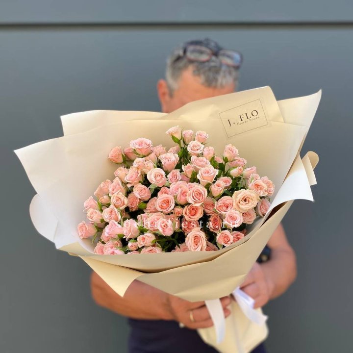 Кустовые розы леди в Ростове-на-Дону