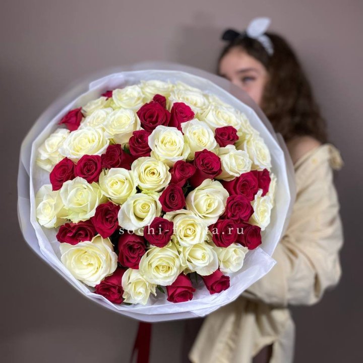 Микс из 55 роз в Ростове-на-Дону
