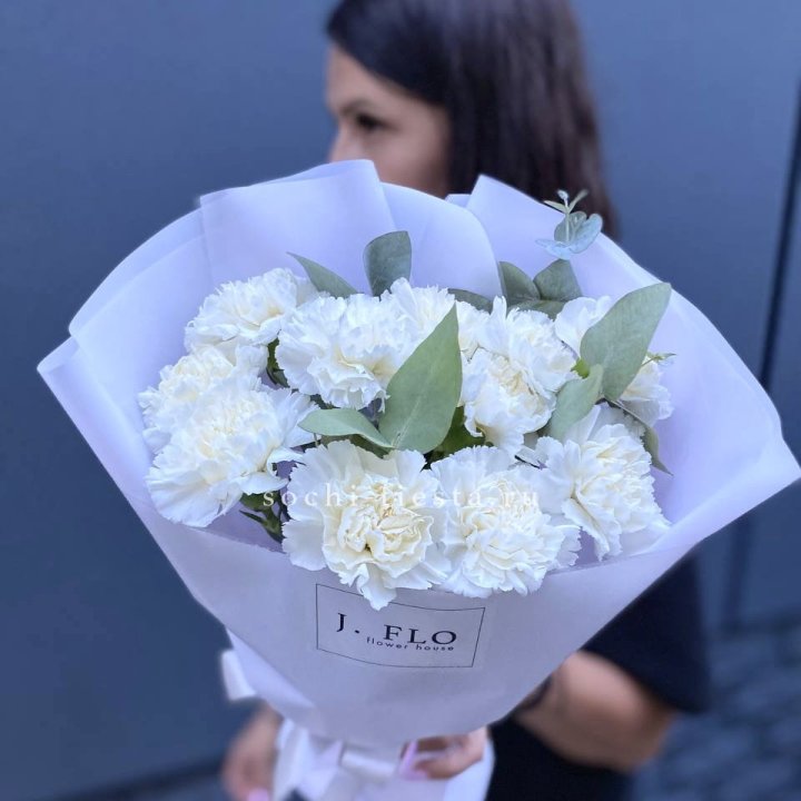 Букет белых диантусов с эвкалиптом в Ростове-на-Дону