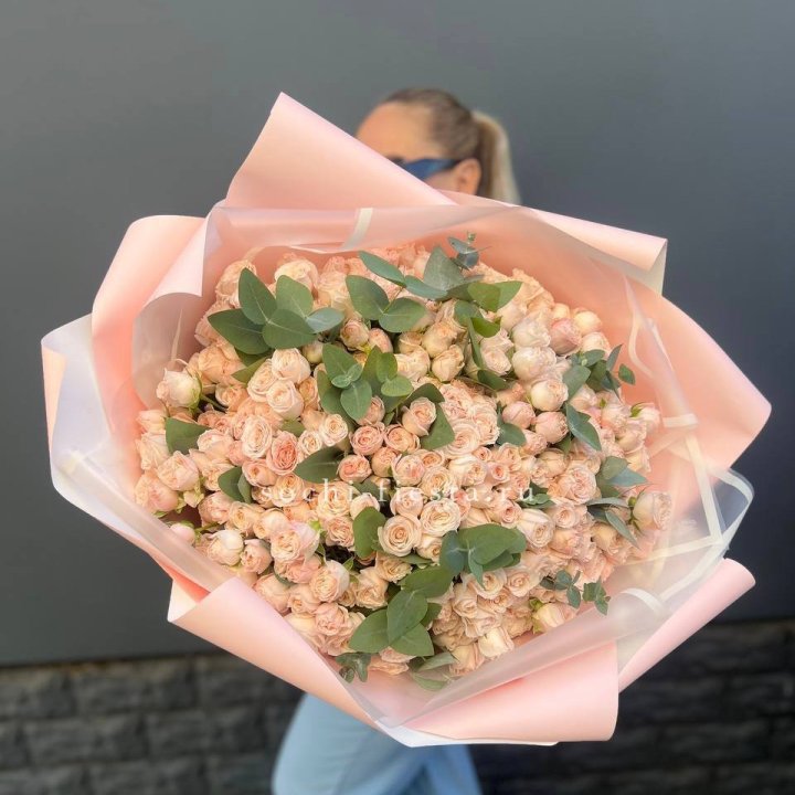 101 кустовая роза с эвкалиптом в Ростове-на-Дону