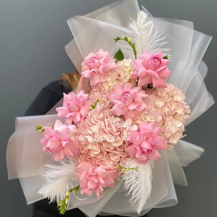  Букет  из гортензий и розовых роз в Ростове-на-Дону