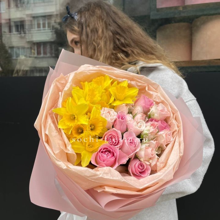 Букет роз и нарциссов в Ростове-на-Дону