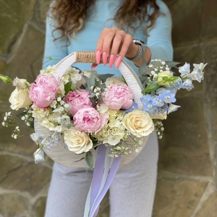 Ящик с пионами в Ростове-на-Дону