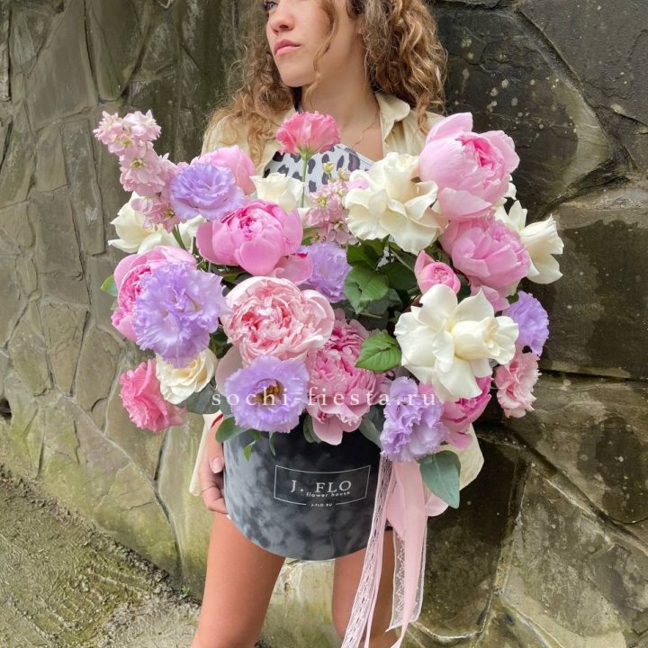 Дизайнерский цилиндр с пионами в Ростове-на-Дону