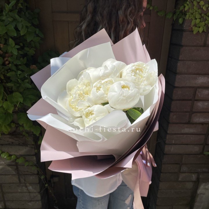 9 белоснежных пионов в Ростове-на-Дону