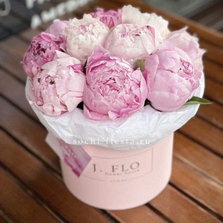 Цилиндр с пионами "Лилу" в Ростове-на-Дону