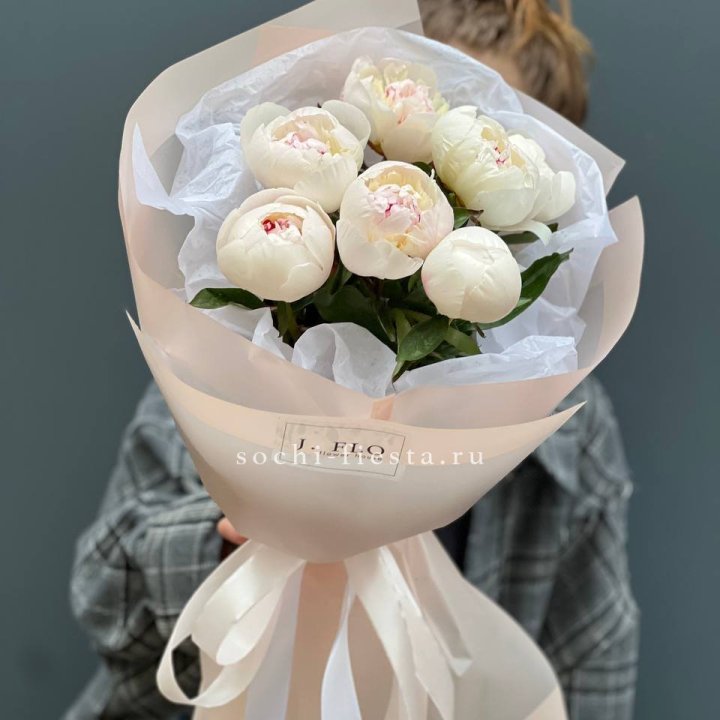 Букет белых пионов в Ростове-на-Дону