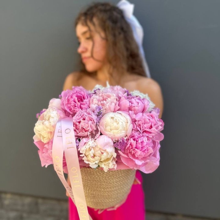 15 пионов в джутовом кашпо в Ростове-на-Дону