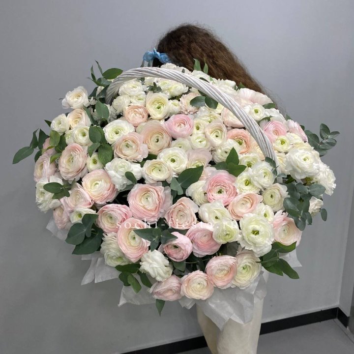 Ранункулюсы в корзине в Ростове-на-Дону