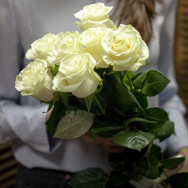 7 белых роз в Ростове-на-Дону