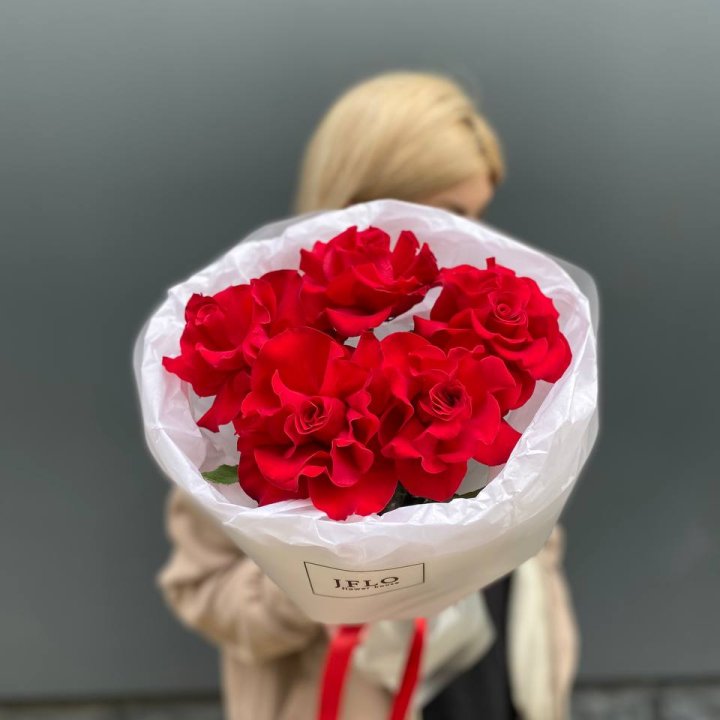 5 французских красных роз с доставкой в Ростове-на-Дону