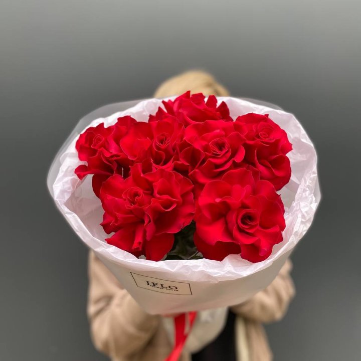 7 красных французских роз в Ростове-на-Дону
