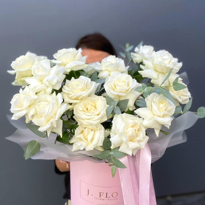 17 Французских белых роз в боксе в Ростове-на-Дону