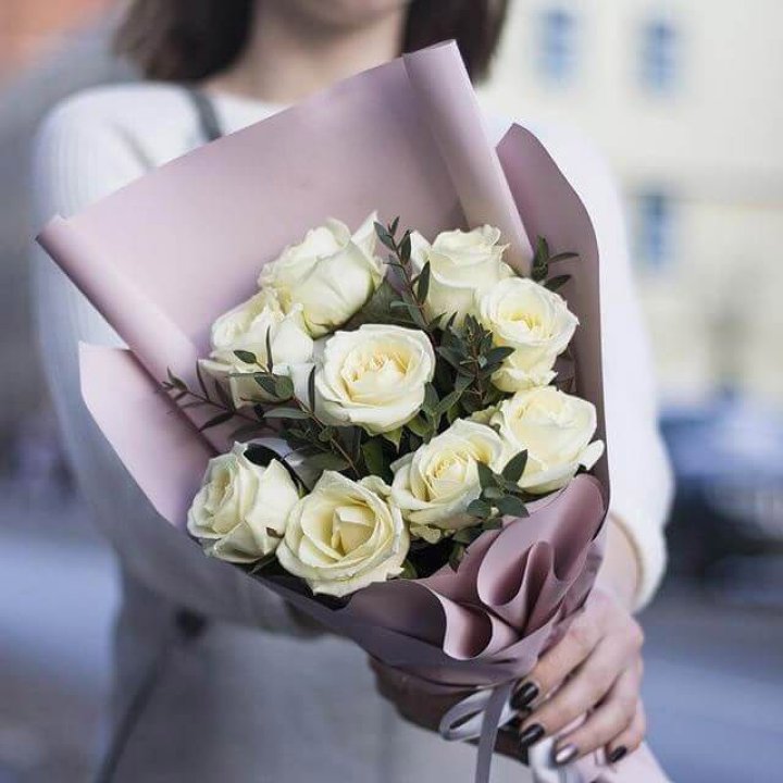 9 белых  роз "Минт" в Ростове-на-Дону