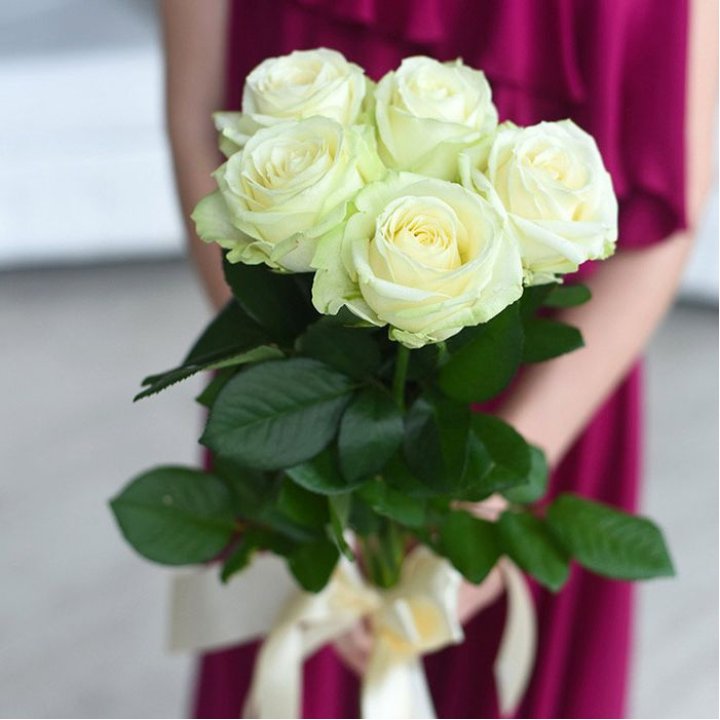 5 белых роз в Ростове-на-Дону