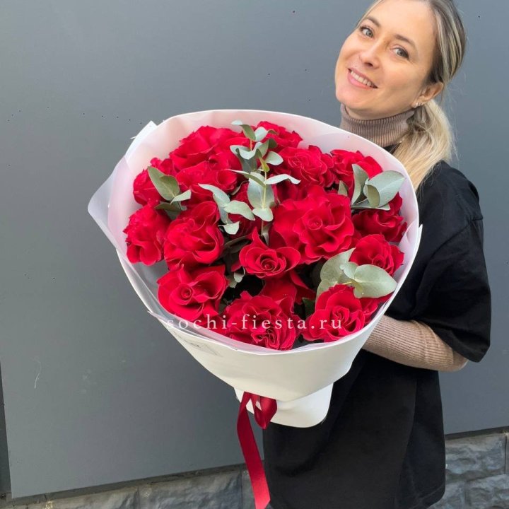 17 Красных французских роз в Ростове-на-Дону
