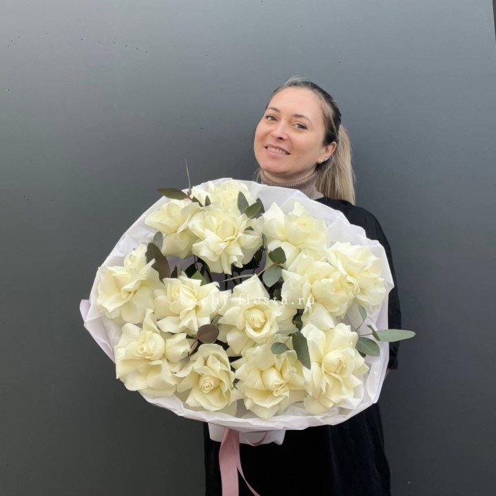 13 Белых французских роз Облако в Ростове-на-Дону