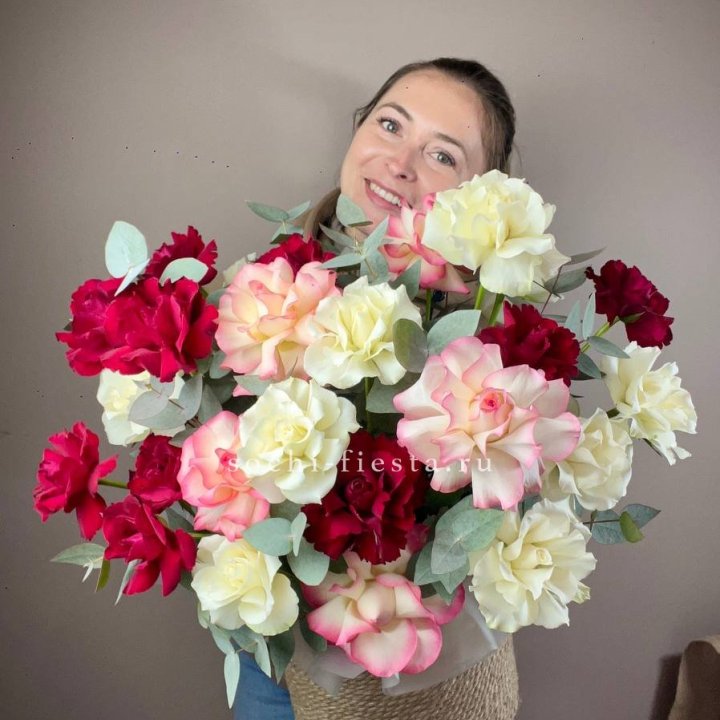 35 французских роз микс в джутовом боксе в Ростове-на-Дону