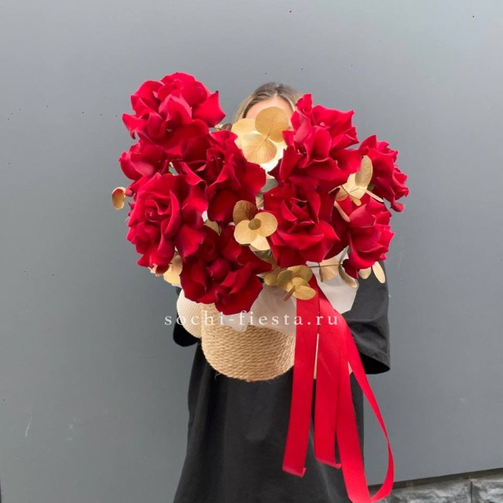 Красные французские розы в джутовом кашпо в Ростове-на-Дону