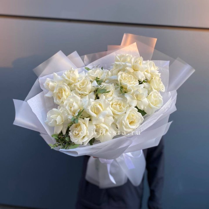 Пышный букет из белых роз с доставкой в Ростове-на-Дону