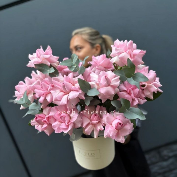 17 Розовых французских роз в боксе в Ростове-на-Дону