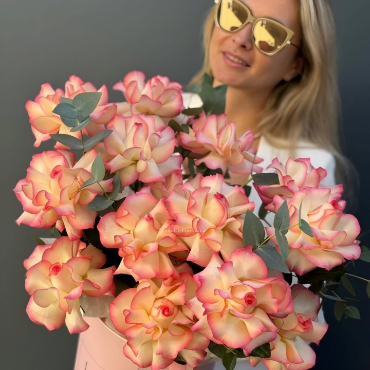 15 Французских  роз Джумилия в боксе с доставкой в Ростове-на-Дону