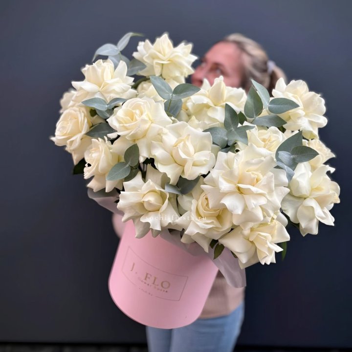 25 Французских белых роз в боксе в Ростове-на-Дону