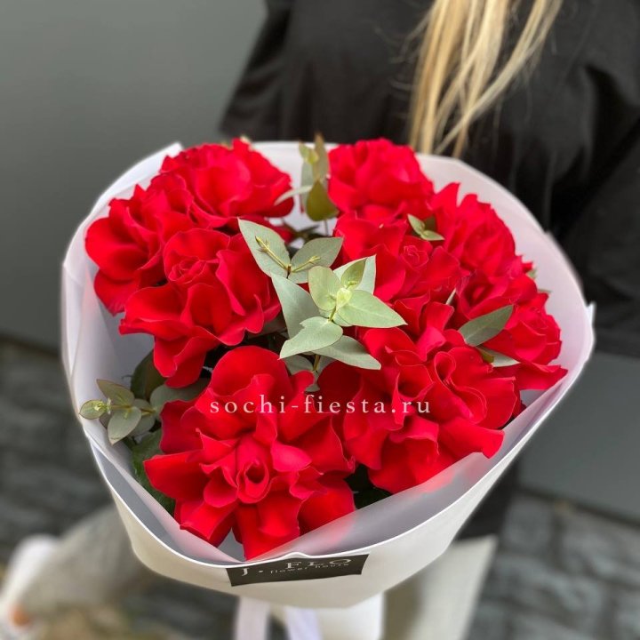 9 Красных французских роз с доставкой в Ростове-на-Дону