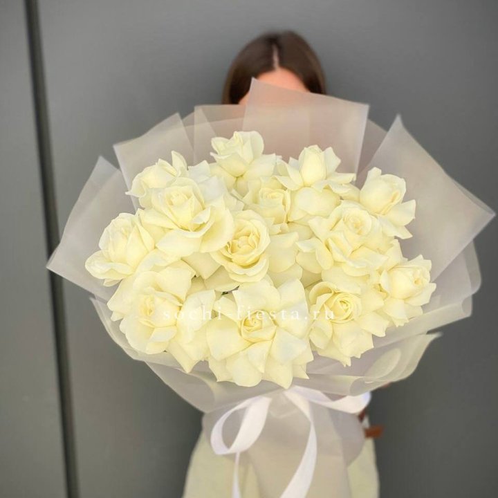 13 белых роз в Ростове-на-Дону