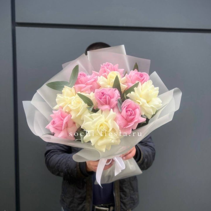 11 бело-розовых роз с доставкой в Ростове-на-Дону