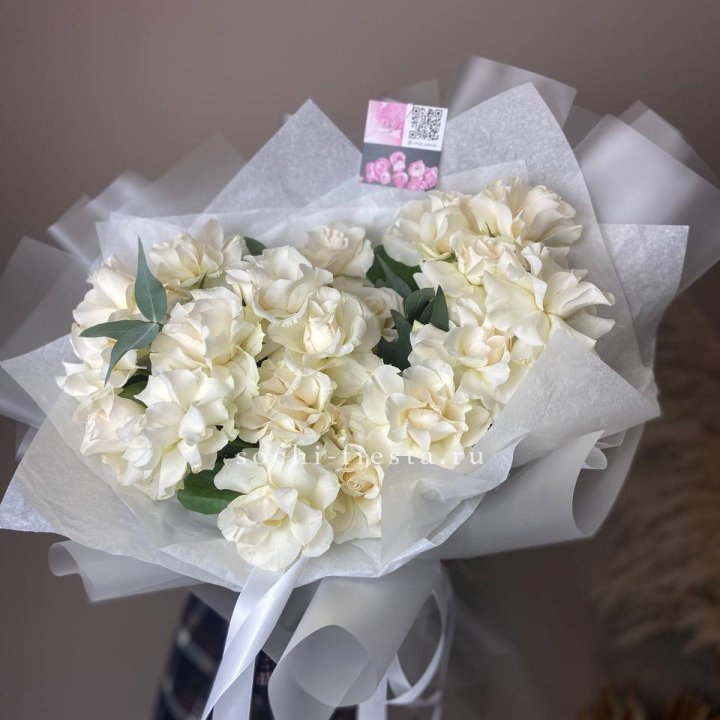 21 французских роз с эвкалиптом в Ростове-на-Дону