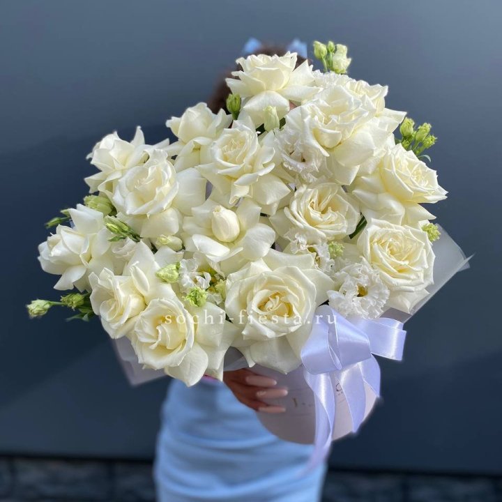 Коробка с цветами "Swan" с доставкой в Ростове-на-Дону