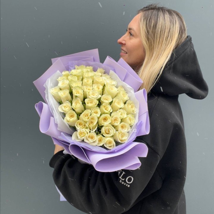 51 белая кенийская роза в оформлении в Ростове-на-Дону
