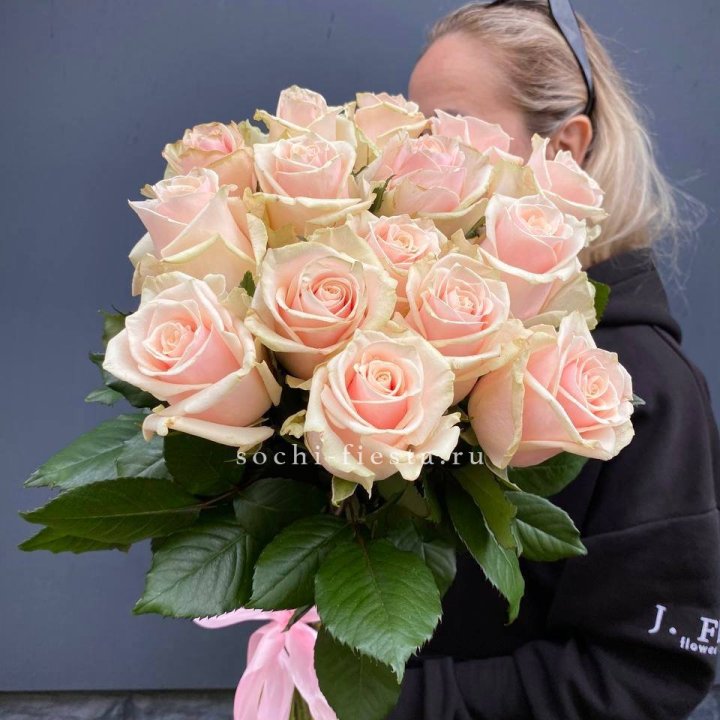 15  кремовых высоких роз с доставкой в Ростове-на-Дону