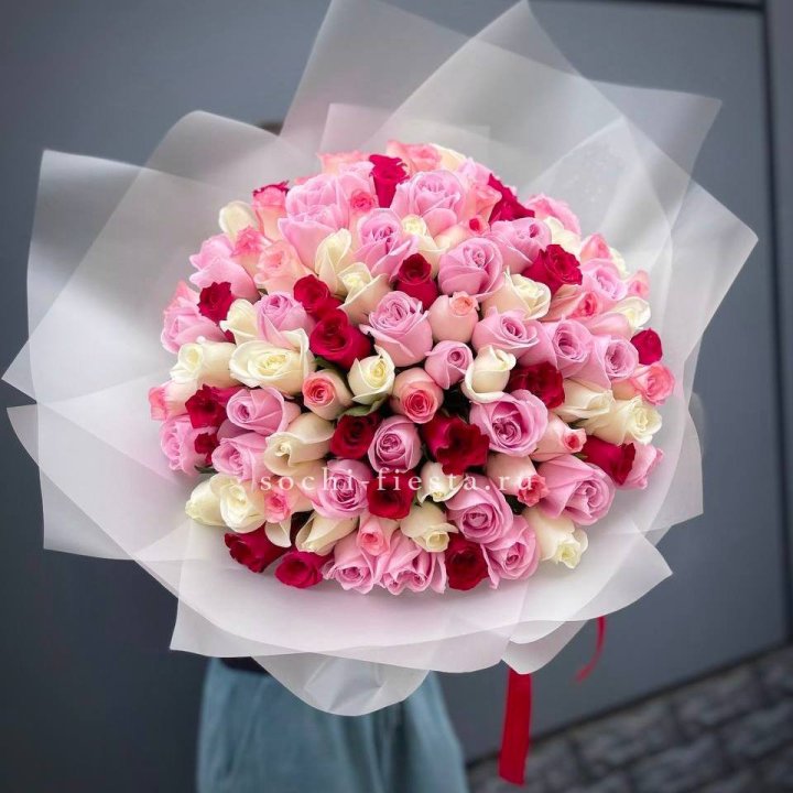 101 разноцветная роза Carousel в Ростове-на-Дону