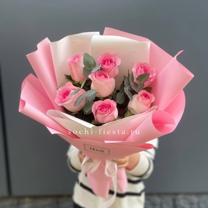 7 роз с эвкалиптом с доставкой в Ростове-на-Дону