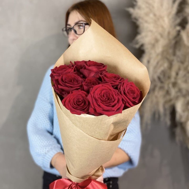 9 красных роз в крафте в Ростове-на-Дону