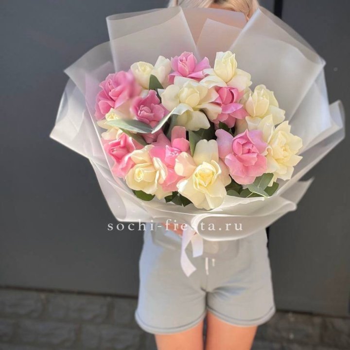 15 бело-розовых роз в Ростове-на-Дону