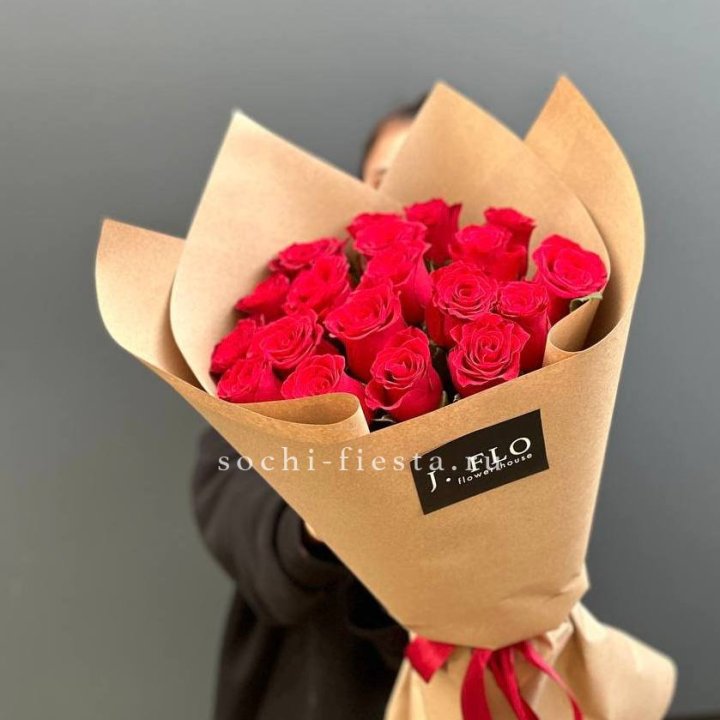 19 красных роз в крафте в Ростове-на-Дону