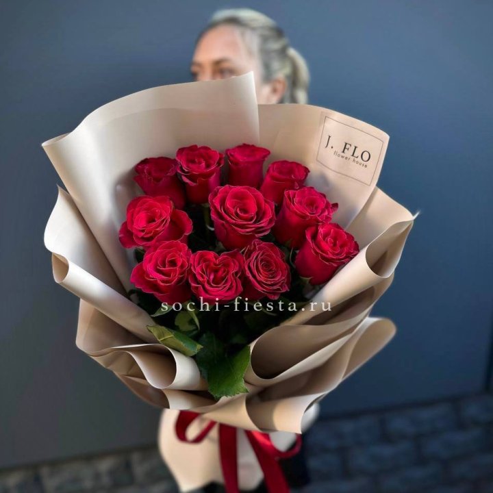 Букет красных роз "Naomi" с доставкой в Ростове-на-Дону
