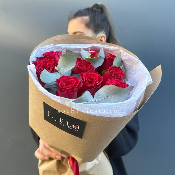 9 роз с эвкалиптом в Ростове-на-Дону