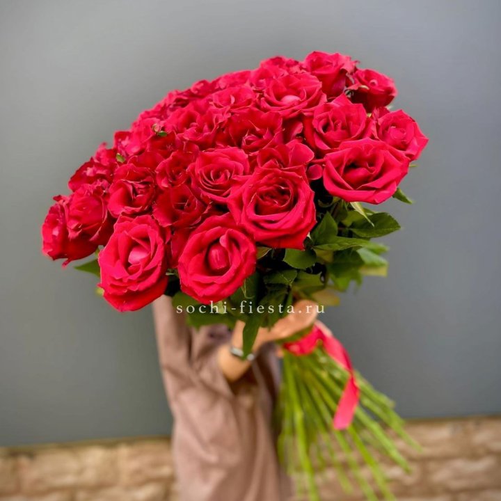 51 высокая красная роза в Ростове-на-Дону
