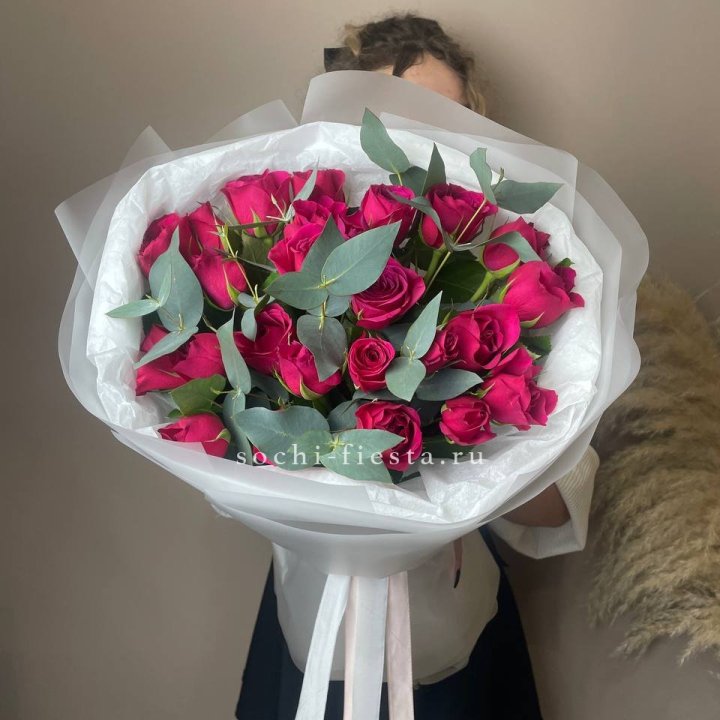 25 малиновых роз с эвкалиптом в Ростове-на-Дону