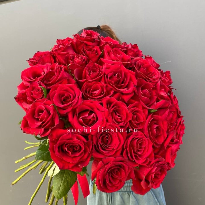 35 красных роз под ленту с доставкой в Ростове-на-Дону
