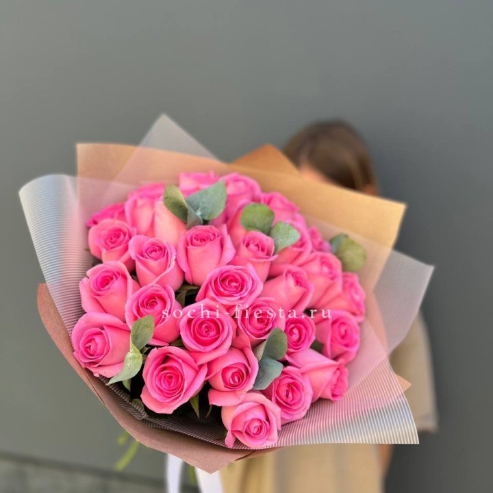 31 розовая роза с эвкалиптом в Ростове-на-Дону