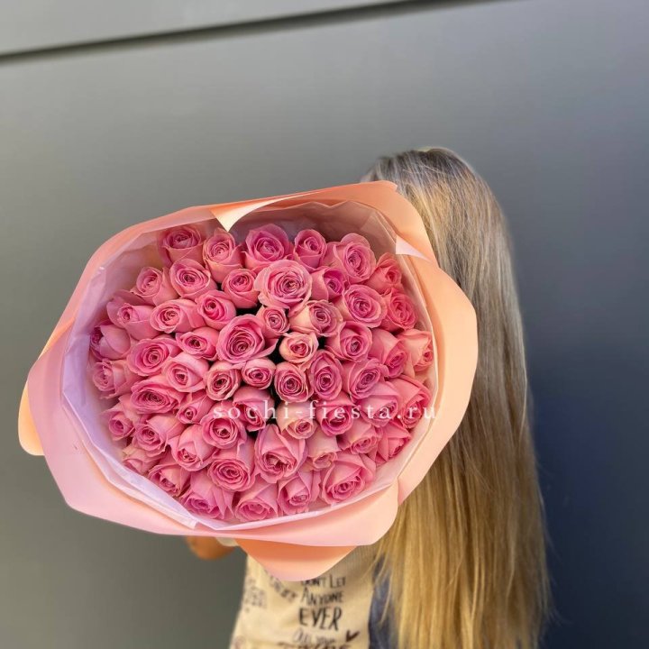 55 розовых роз с доставкой в Ростове-на-Дону