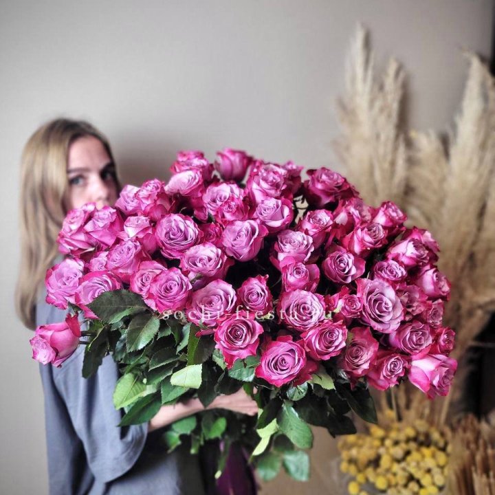Охапка высоких роз Deep Purple в Ростове-на-Дону