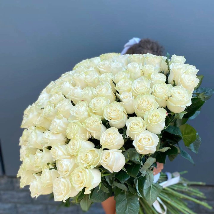 101 белая высокая роза в Ростове-на-Дону