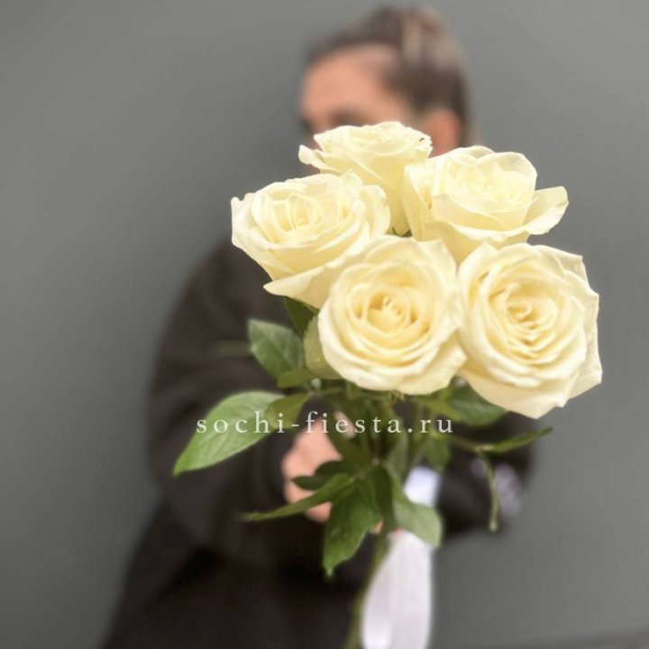 Букет 5 белых роз  в Ростове-на-Дону
